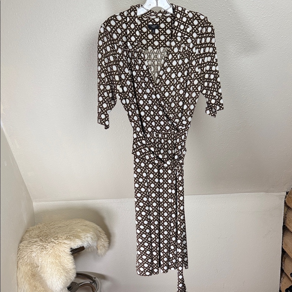 TALBOTS PETITE Faux Wrap dress w/tie belt. ‘Wicker.’ Print in Brown &White. 10P